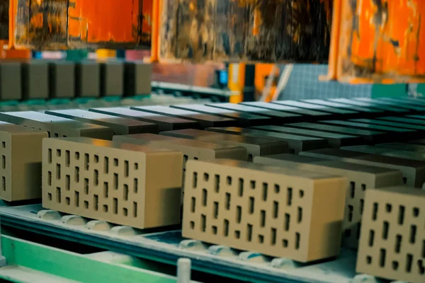Tuğla üretimi, içi boş tuğla fabrikası. Tuğla üretimi, tuğla fabrikası.