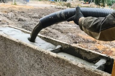 Duvar oluşturmak için formasyona köpük dökülüyor