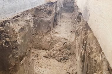 Evin temeli. Ev inşa etmek, temeli kazmak..