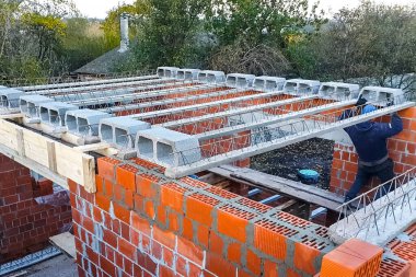 Moskova, Rusya - 12 Kasım 2019: Bir apartman inşaatı sırasında katlar arası katların inşası. Boş katlar.