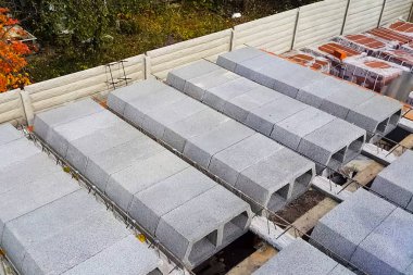 Bir apartmanın inşaatı sırasında katlar arası katların inşaatı. Boş katlar.