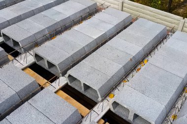 Bir apartmanın inşaatı sırasında katlar arası katların inşaatı. Boş katlar.