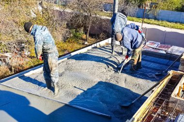 Moskova, Rusya - 12 Kasım 2019: Beton zemin döşemesi. İnşaat alanında çalışanlar. Boş katlar.