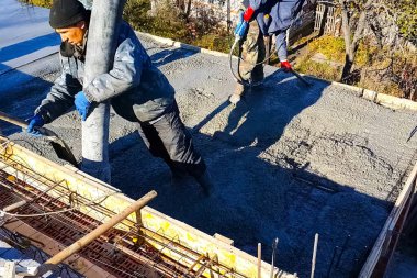 Moskova, Rusya - 12 Kasım 2019: Beton zemin döşemesi. İnşaat alanında çalışanlar. Boş katlar.