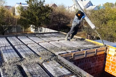 Moskova, Rusya - 12 Kasım 2019: Bir apartman inşaatı sırasında katlar arası katların inşası. Boş katlar.