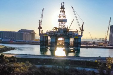 Ukc, Kuzey Denizi - 18 Aralık 2019: Limanda sondaj platformu. Petrol platformunun çekilmesi.