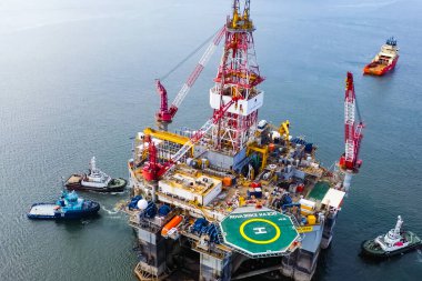 Ukc, Kuzey Denizi - 18 Aralık 2019: Limanda sondaj platformu. Petrol platformunun çekilmesi.