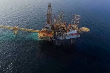 Limanda sondaj platformu var. Petrol platformunun çekilmesi.
