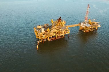Limanda sondaj platformu var. Petrol platformunun çekilmesi.