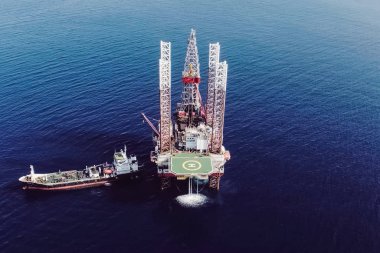 Limanda sondaj platformu var. Petrol platformunun çekilmesi.