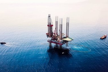 Limanda sondaj platformu var. Petrol platformunun çekilmesi.