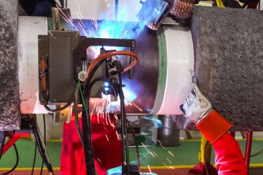 Deniz yatağında uzanmak için boru hattını kaynaklıyorum. Boru katmanında çalış..