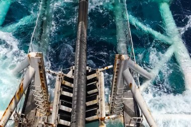 Deniz tabanına gaz boru hattı döşemek için borular. Offshore doğalgaz boru hattının yapımı.