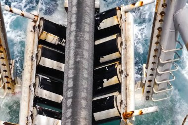 Deniz tabanına gaz boru hattı döşemek için borular. Offshore doğalgaz boru hattının yapımı.