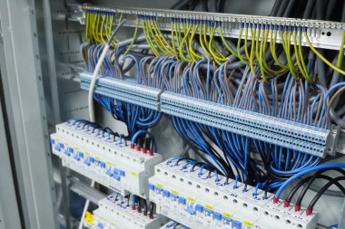 Çalışan bir sunucu. Sunucudaki internet kabloları ve yanıp sönen ışıklar.