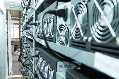 Moskova, Rusya - 25 Eylül 2019: Bir maden çiftliği, video kartları ve asiki madencilik çiftliği.