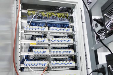 Çalışan bir sunucu. Sunucudaki internet kabloları ve yanıp sönen ışıklar.