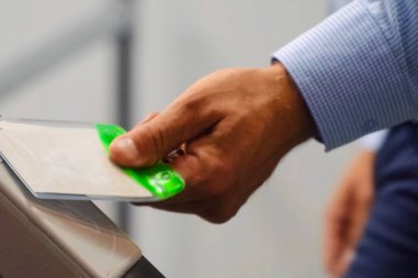 Geçiş kartı elini turnikeye bağlıyor. Bant genişliği sistemi.