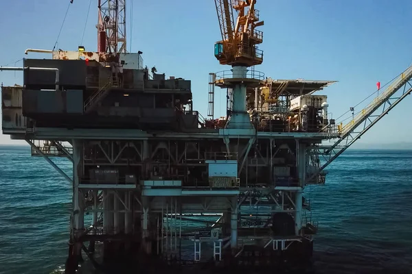 항구의 Towing Oil Platform — 스톡 사진