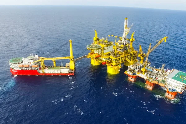 Limanda sondaj platformu var. Petrol platformunun çekilmesi.
