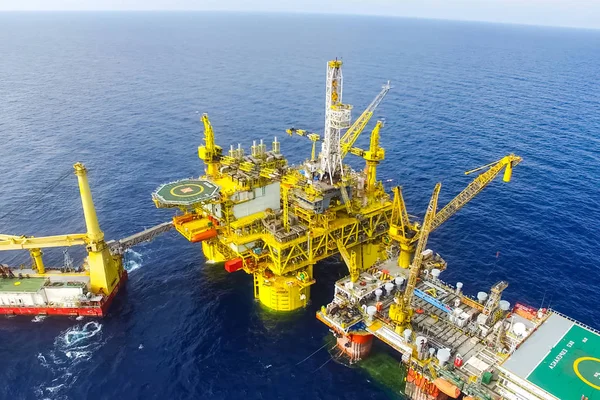 Limanda sondaj platformu var. Petrol platformunun çekilmesi.