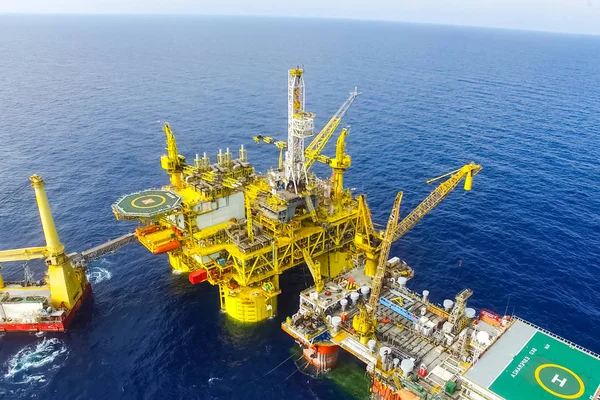 항구의 Towing Oil Platform — 스톡 사진