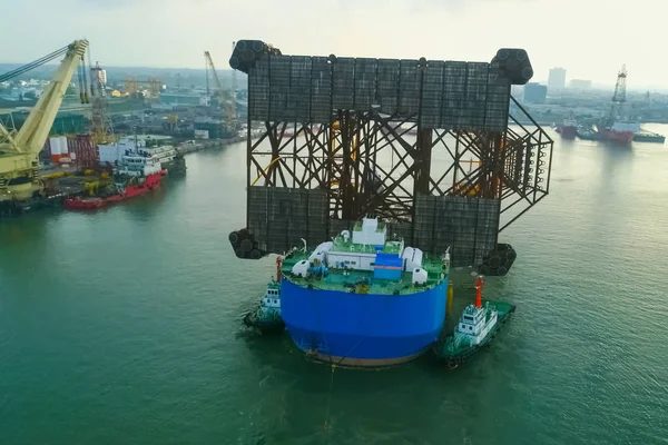 Moving and transporting the supports of the oil platform.