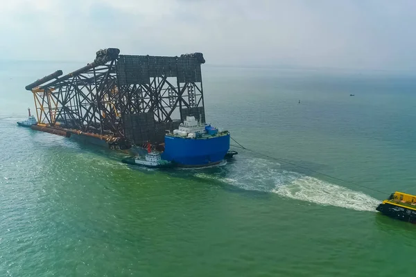 Moving and transporting the supports of the oil platform.