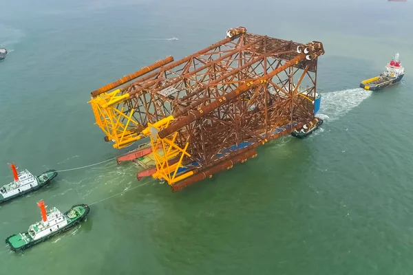 Moving and transporting the supports of the oil platform.