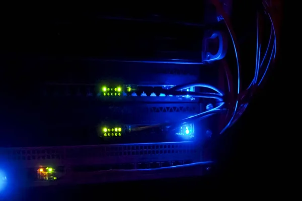 Ein Funktionierender Server Internetkabel Und Blinklichter Auf Dem Server — Stockfoto