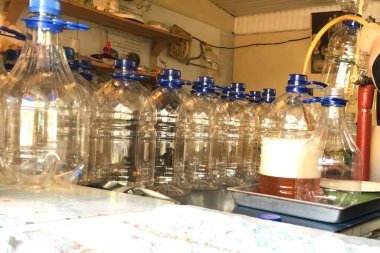 Plastik şişelere bira dökmek. Taslak bira satışı.