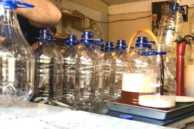 Plastik şişelere bira dökmek. Taslak bira satışı.