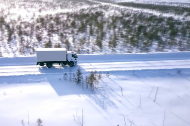 Kışın yol boyunca at arabasıyla gezen bir kamyon. Kamyon için kış yolu.