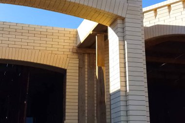 Ev sarı silikat tuğladan yapılmıştır. Evin duvarları ve cephesi tuğladan yapılmıştır..