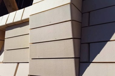 Ev sarı silikat tuğladan yapılmıştır. Evin duvarları ve cephesi tuğladan yapılmıştır..