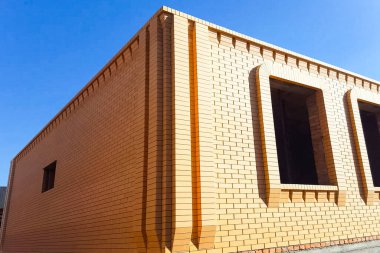 Ev sarı silikat tuğladan yapılmıştır. Evin duvarları ve cephesi tuğladan yapılmıştır..