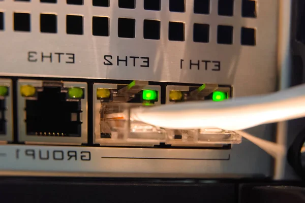 Ein Funktionierender Server Internetkabel Und Blinklichter Auf Dem Server — Stockfoto