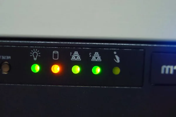 Ein Funktionierender Server Internetkabel Und Blinklichter Auf Dem Server — Stockfoto