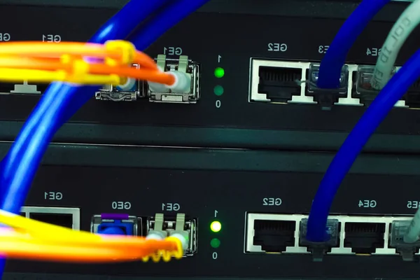 Server Yang Bekerja Kabel Internet Dan Lampu Berkedip Server — Stok Foto