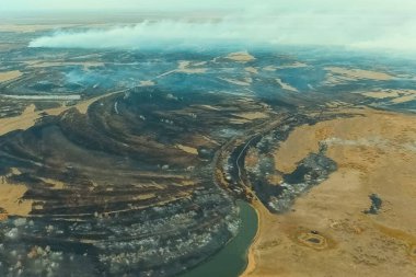 Tundra yangını. Kuru otları ve turba bataklıklarını yakmak, tundrada ateş ve duman çıkarmak.