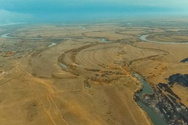 Tundra yangını. Kuru otları ve turba bataklıklarını yakmak, tundrada ateş ve duman çıkarmak.