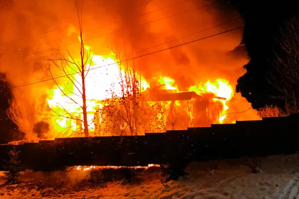 Ένα Σπίτι Καίγεται Μια Φωτιά Ένα Χωριό Πυροσβέστες Σβήνουν Ένα — Φωτογραφία Αρχείου