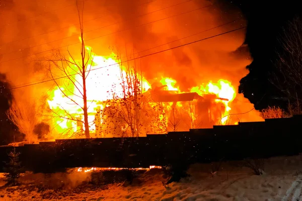 Дом Горит Дом Горит Деревне Пожарные Тушат Дом — стоковое фото