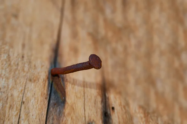 Rusty Nail vasthouden aan boord — Stockfoto