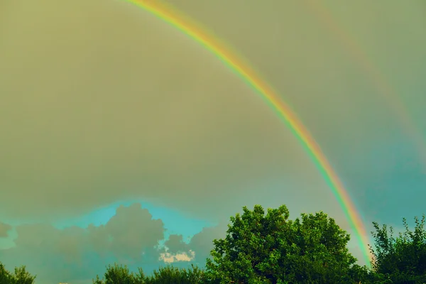 Regnbåge i bakgrunden av en stormig himmel — Stockfoto