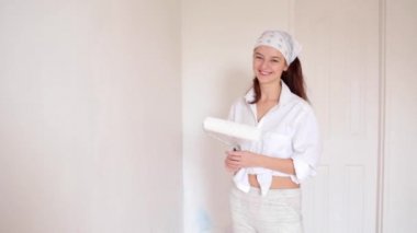 genç kadın Oda beyaz renkte boyama ve gülümseyen