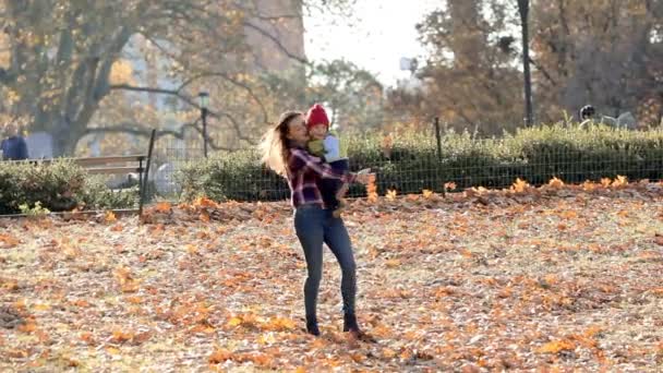 Rattrapage des enfants avec la mère, courir dans le parc d'automobilesProfitez du parc de la ville d'automne avec les parents .