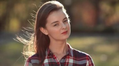 Sonbahar sonbahar yaprakları Şehir Parkı kadın portresi. Güzel kadın kırmızı ormandaki rüya