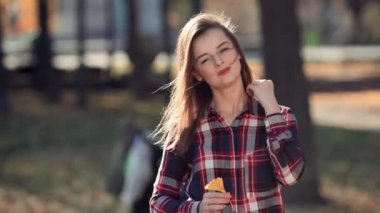 Sonbahar sonbahar yaprakları Şehir Parkı kadın portresi. Güzel kadın kırmızı ormandaki rüya