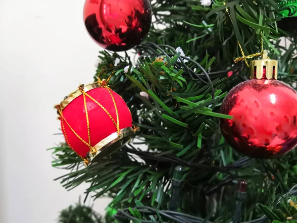 Krásné vánoční stromeček zdobené světly a ozdoby — Stock fotografie